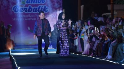 Jambi Berbatik, Gubernur Al Haris dan Istri Tampil Memukau di Catwalk