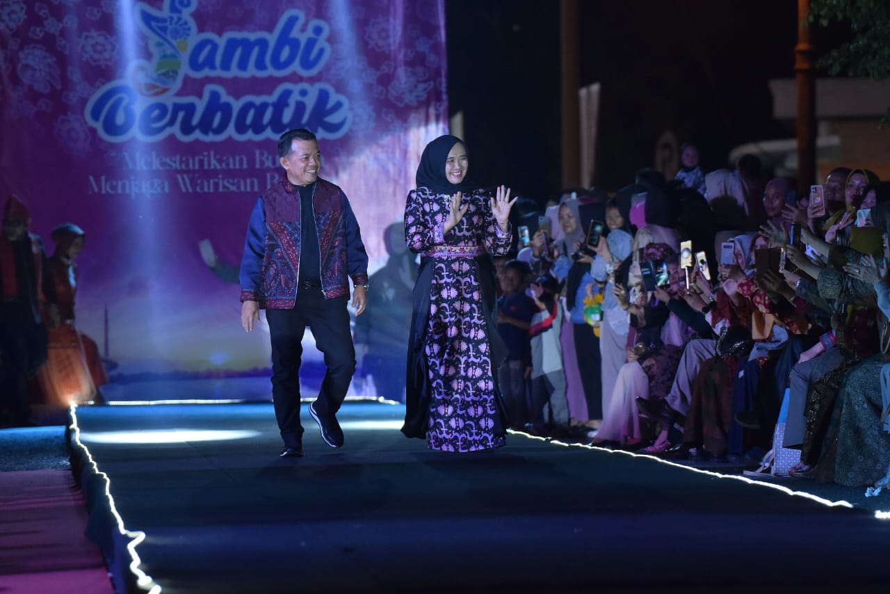 Jambi Berbatik, Gubernur Al Haris dan Istri Tampil Memukau di Catwalk