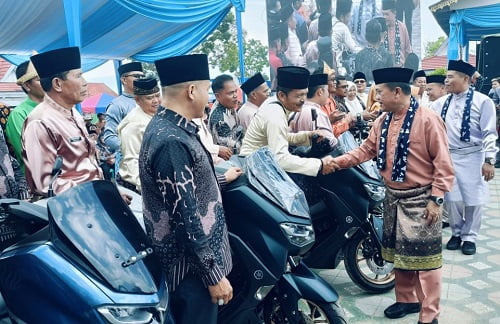 Gubernur Al Haris Serahkan Motor Dinas Pada Seluruh Kades di Kabupaten Kerinci