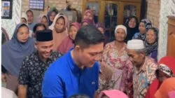 Emak-emak Serbu Hafiz Fattah Saat Tiba di Maro Sebo Ulu