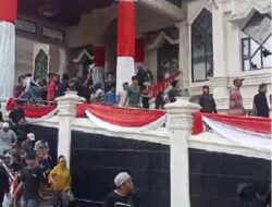 Demo Sopir Batubara Berakhir Dengan Perusakan Kantor Gubernur Jambi