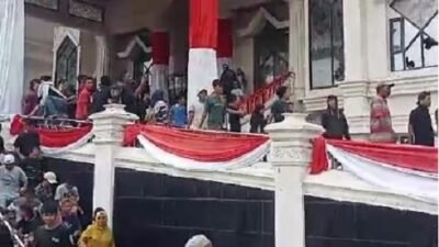 Demo Sopir Batubara Berakhir Dengan Perusakan Kantor Gubernur Jambi
