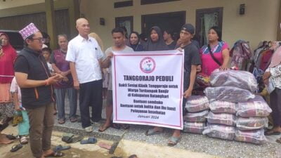 Dokter Johan Salurkan Bansos Kesejumlah Warga yang Terdampak Banjir