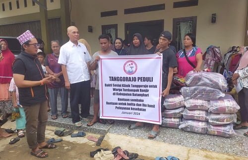 Dokter Johan Salurkan Bansos Kesejumlah Warga yang Terdampak Banjir