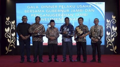 Hargai Pelaku Usaha Gubernur Al Haris Beri Penghargaan Jambi Investment Awards 2023