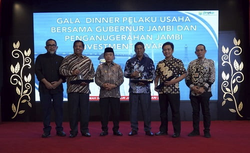 Hargai Pelaku Usaha Gubernur Al Haris Beri Penghargaan Jambi Investment Awards 2023