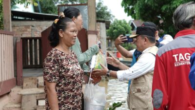 Tinjau Banjir di Sijenjang dan Seberang Kota Jambi, Gunakan Perahu Gubernur Al Haris Antar Bantuan ke Rumah Warga