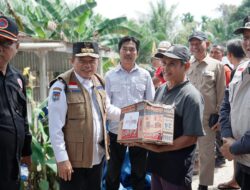 Serahkan Bantuan Korban Banjir Mandiangin, Al Haris Ingatkan Warga Tetap Waspada