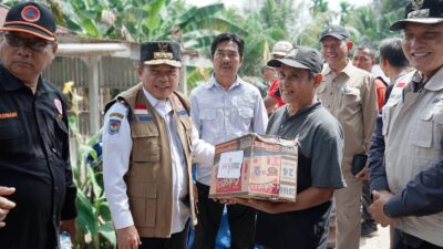 Serahkan Bantuan Korban Banjir Mandiangin, Al Haris Ingatkan Warga Tetap Waspada