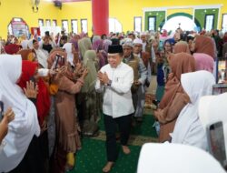 Hadiri Isra’ Mi’raj Di Masjid Cheng Hoo, Gubernur Al Haris Beri Bantuan Kepada Anak Yatim dan Kaum Dhuafa