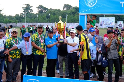 Wagub Sani Tutup Turnamen Sepak Bola Gubernur Cup Tahun 2024