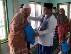 Jumat Barokah, H Maulana Bagikan Paket Sembako ke Warga Pal 8 Kenali Besar