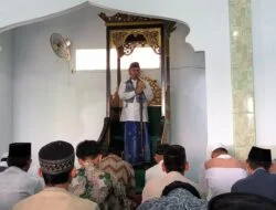 H Maulana Menjadi Khotib Sholat Jumat di Masjid Uswatun Khasanah Kenali Besar