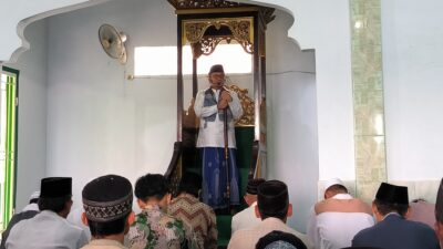 H Maulana Menjadi Khotib Sholat Jumat di Masjid Uswatun Khasanah Kenali Besar