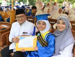 Bersama Isteri, H Maulana Hadiri Wisuda Tahfidz Puteri Tercinta di SD Islam Al Falah