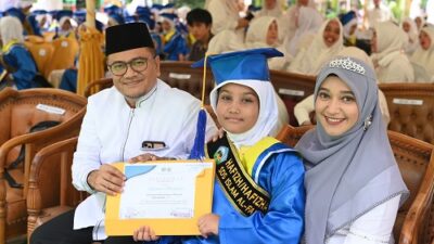 Bersama Isteri, H Maulana Hadiri Wisuda Tahfidz Puteri Tercinta di SD Islam Al Falah