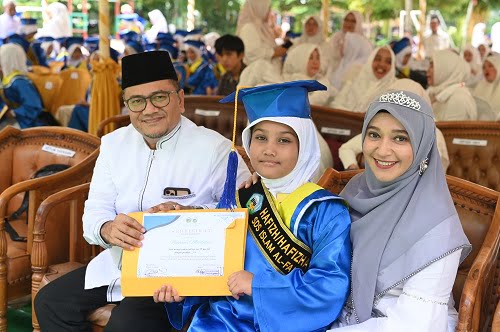 Bersama Isteri, H Maulana Hadiri Wisuda Tahfidz Puteri Tercinta di SD Islam Al Falah