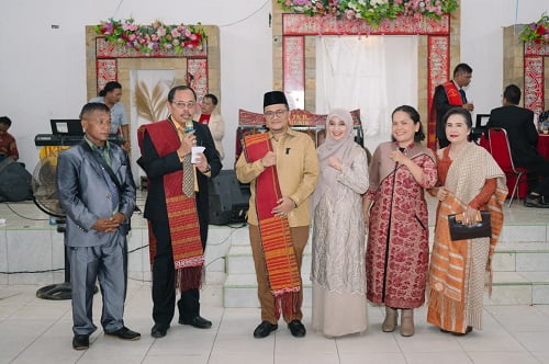 Didampingi Sang Isteri, H Maulana Hadiri Pesta Bona Taon Raja Sitanggang Anak Boru Bere Se Kota Jambi