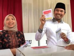Edi Purwanto Bersama Istri Nyoblos di TPS 13 Kenali Besar