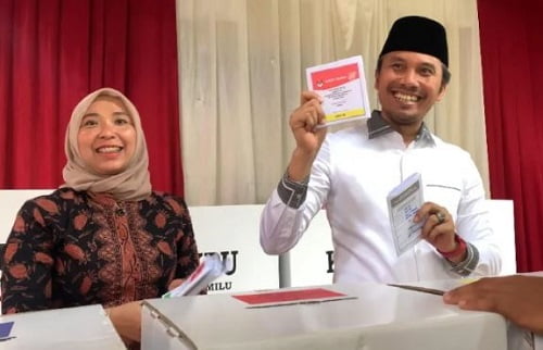 Edi Purwanto Bersama Istri Nyoblos di TPS 13 Kenali Besar
