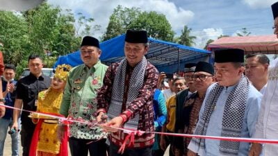 Edi Purwanto Potong Pita Peresmian Masjid Raya Baiturrahim Rantau Keloyang