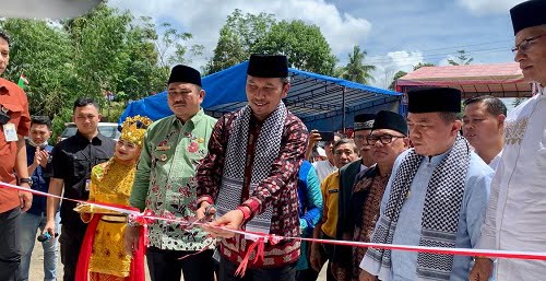 Edi Purwanto Potong Pita Peresmian Masjid Raya Baiturrahim Rantau Keloyang