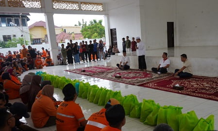 Gubernur Al Haris Berikan Bantuan Sembako Bagi Petugas Kebersihan Kota Jambi
