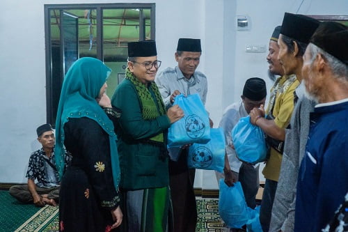 H Maulana Bagikan Puluhan Paket Sembako dan Satu Unit Mobil Ambulans untuk Warga Talang Gulo