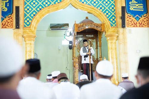 H Maulana Jadi Imam dan Khatib Jumat di Masjid Istiqomah Penyengat Rendah