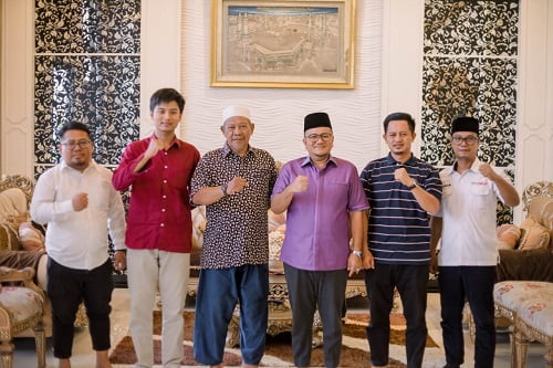 H Maulana Serahkan Alat Musik Hadroh Kepada Pengurus Masjid Al Aqsha Sungai Asam Kota Jambi