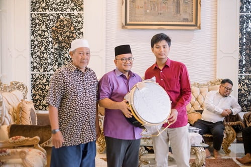 H Maulana Serahkan Alat Musik Hadroh Kepada Pengurus Masjid Al Aqsha Sungai Asam