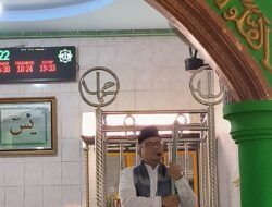 Usai Menjadi Khotib, H Maulana Makan Siang Bersama Jamaah Masjid Nur Rohimah Bakung Jaya Kota Jambi