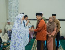 Ramadan Berbagi, H Maulana Kembali Bagikan Puluhan Paket Sembako ke Warga Simpang Tiga Sipin