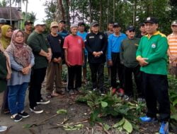 Gotong Royong Bersama di Tanjung Sari, H Maulana Sambangi dan Berikan Santunan ke Warga yang Sakit