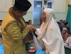 H Maulana Kembali Bagikan Paket Sembako ke Warga Kenali Asam Bawah