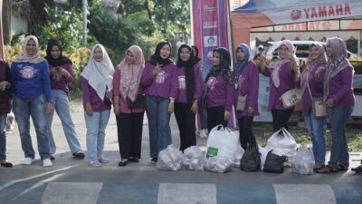 Jelang Berbuka, Srikandi Pejuang Maulana Bagikan Ratusan Takjil dan Nasi Kotak