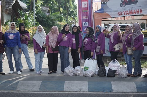 Jelang Berbuka, Srikandi Pejuang Maulana Bagikan Ratusan Takjil dan Nasi Kotak