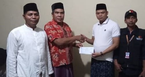 Ketua Yuli Setia Bakti Gunakan Hak Pilihnya di TPS 5 Desa Mekar Sari Makmur Sungai Bahar