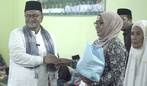 Menuju Kota Jambi Bahagia H Maulana Bagikan Sembako Pada Warga Kenali
