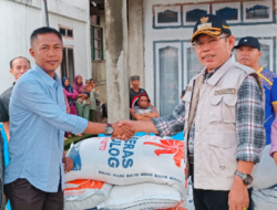 Pantau Banjir, Walikota Ahmadi Serahkan Bantuan