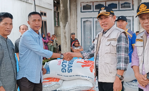 Pantau Banjir, Walikota Ahmadi Serahkan Bantuan