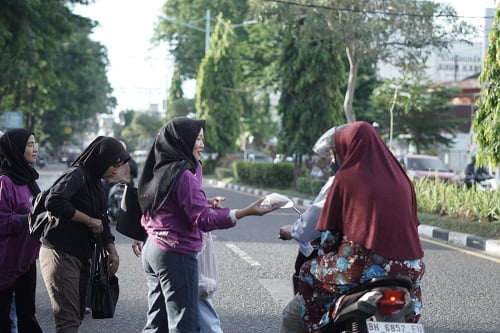 Srikandi Pejuang Maulana Bagikan Ratusan Takjil dan Nasi Kotak