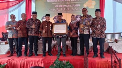 Gubernur Al Haris Serahkan Sertifikat Indikasi Geografis Nanas Tangkit Baru