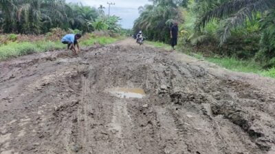 Jalan di Desa Simbur Naik Tanjabtim Bak Kubangan Kerbau