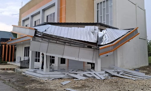 Baru Diresmikan Sudah Ambruk Anggota DPRD Muaro Jambi Kecewa dengan Kualitas Gedung MPP