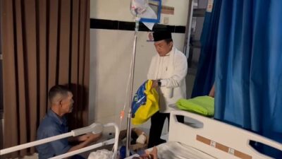 Malam Takbiran, Al Haris Berikan Bingkisan ke Pasien dan Petugas Piket RSUD Raden Mattaher