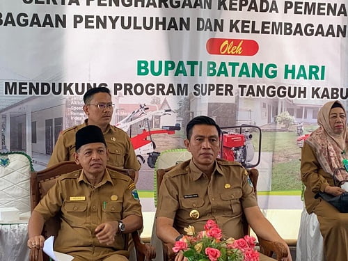 Pemkab Batanghari Serahkan Bantuan Alsintan Kepada Kelompok Tani Lingkup Batanghari
