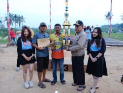 Wagub Sani Serahkan Tropi Dan Uang Pembinaan Kepada Pemenang Lomba Merpati Kolong