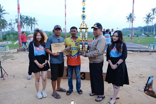 Wagub Sani Serahkan Tropi Dan Uang Pembinaan Kepada Pemenang Lomba Merpati Kolong