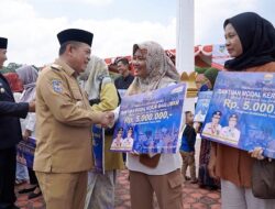 Al Haris Serahkan Bantuan Dumisake UMKM dan Kehutanan Senilai Rp 800 Juta di Sarolangun